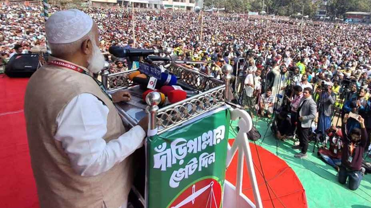 সাতক্ষীরা সরকারি বালক বিদ্যালয় মাঠে আয়োজিত এক নির্বাচনী জনসভায় প্রধান অতিথির বক্তব্য রাখছেন জামায়াতে ইসলামীর আমির ডা. শফিকুর রহমান