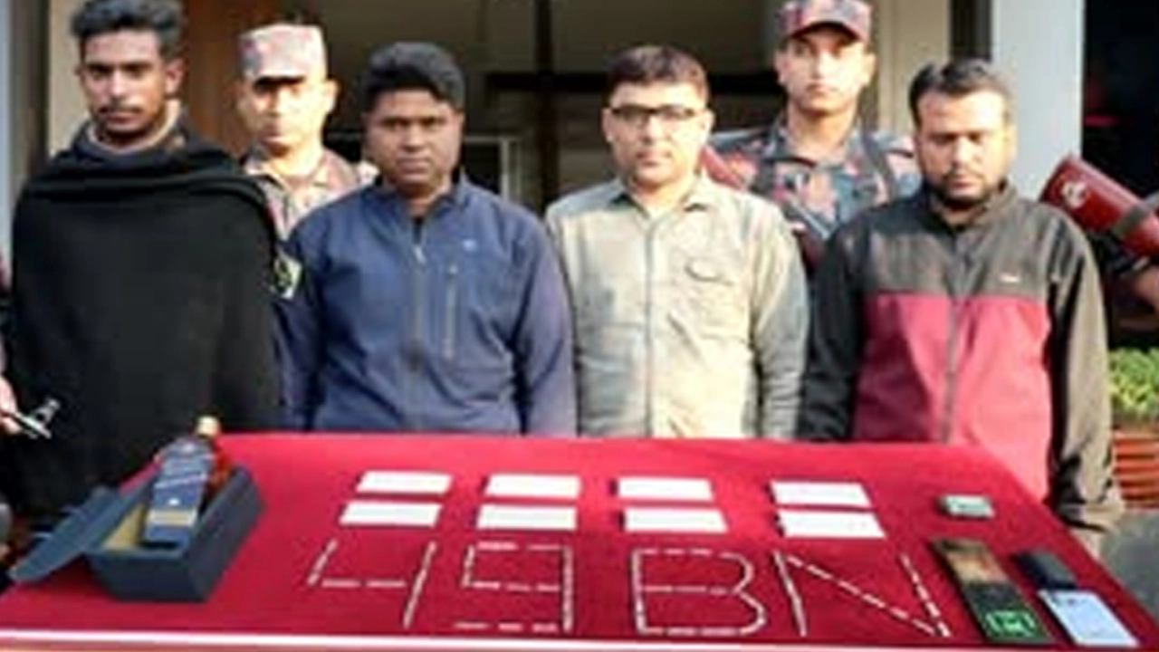 যশোরে ৬৫ লক্ষাধিক টাকার রুপা ও মদসহ চার পাচারকারী আটক ¦ ছবি: গ্রামের কাগজ