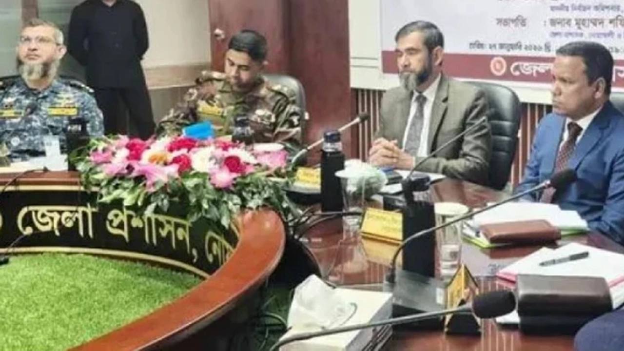 নোয়াখালী জেলা প্রশাসকের সম্মেলন কক্ষে মতবিনিময় সভায় বক্তব্যকালে নির্বাচন কমিশনার (ইসি) ব্রিগেডিয়ার জেনারেল (অব.) আবুল ফজল মো. সানাউল্লাহ।