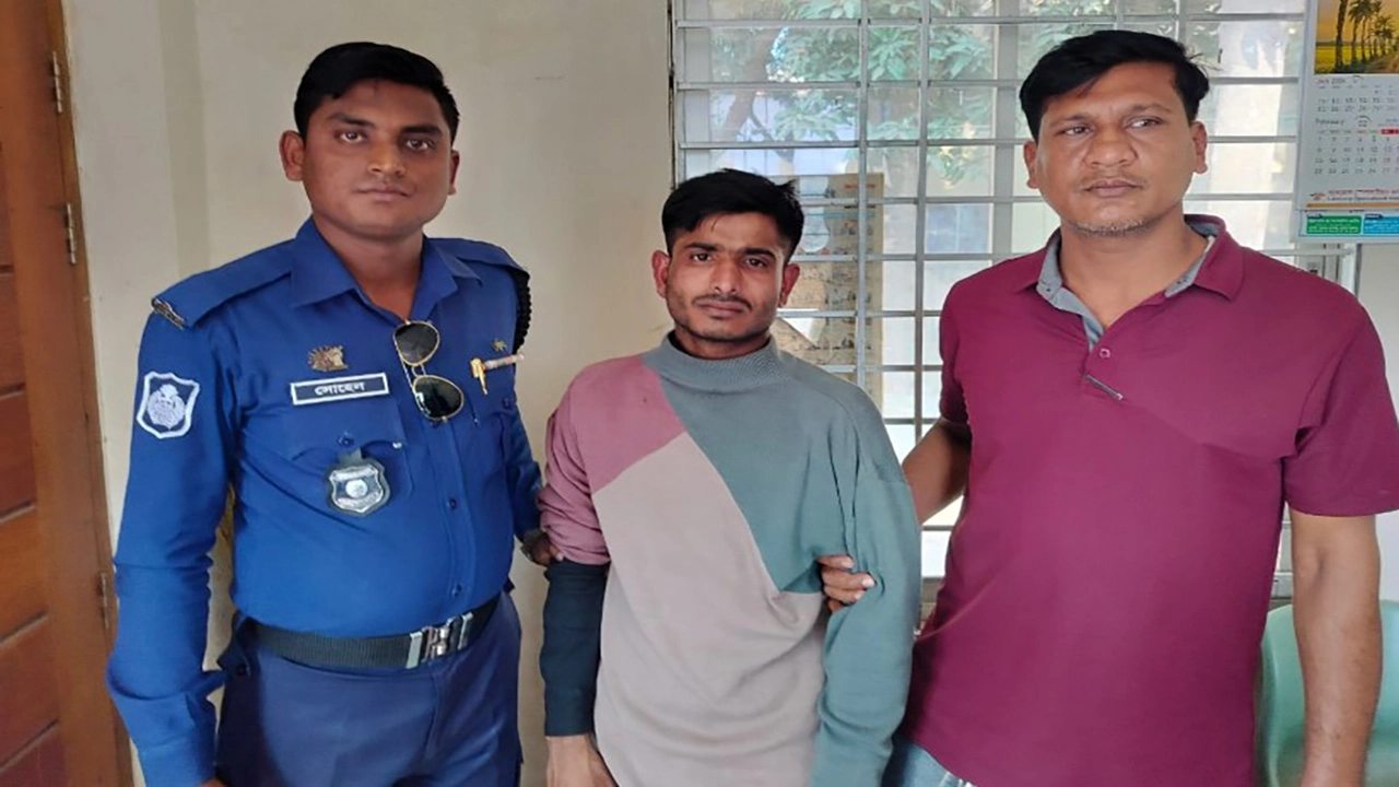 চোর হৃদয় হোসেন । ছবি : গ্রামের কাগজ