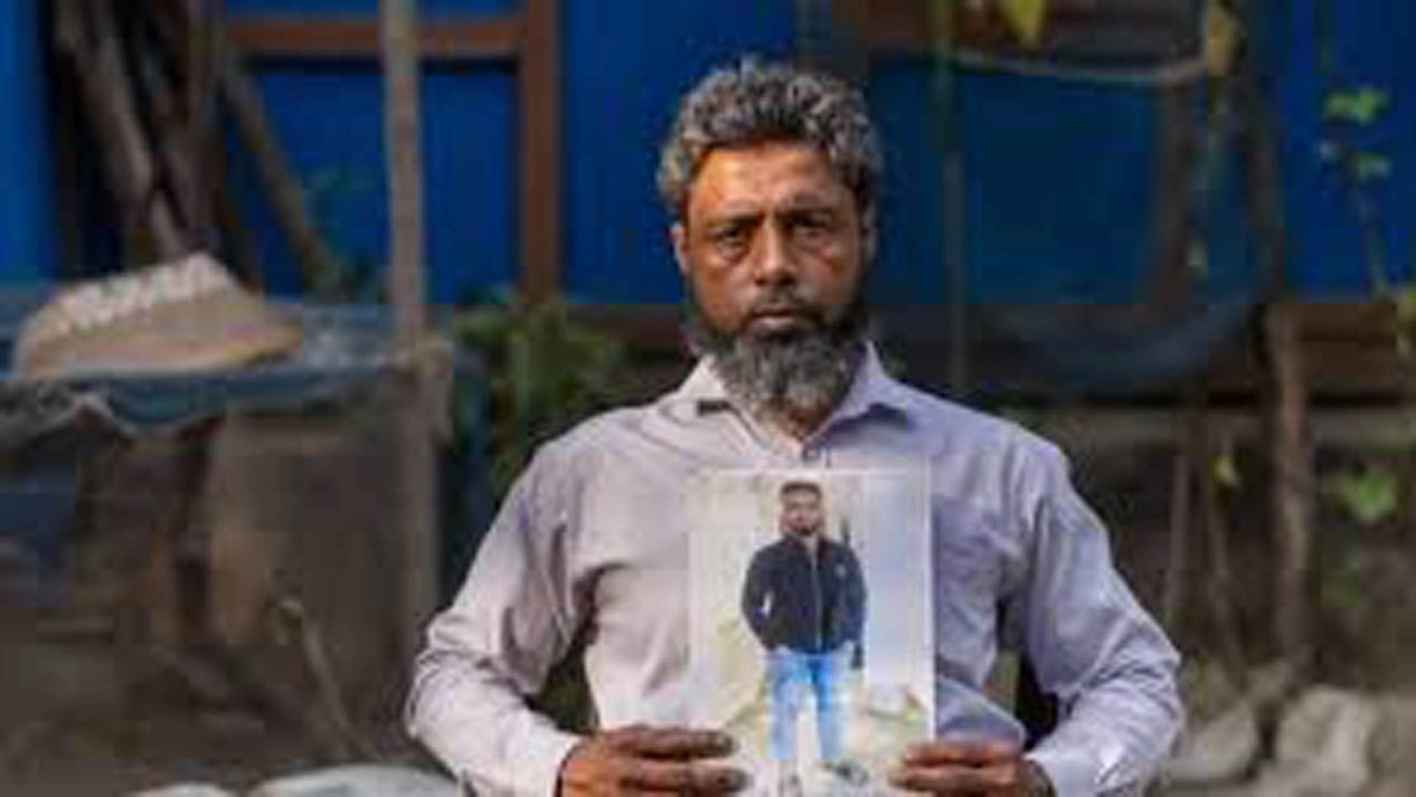 রাশিয়ায় যুদ্ধে পাঠানোর পর নিহত হয়েছেন ২০ বছর বয়সী সাজ্জাদ। ছেলের ছবি হাতে সাজ্জাদের বাবা মোহাম্মদ সিরাজ। ছবি: সংগৃহীত