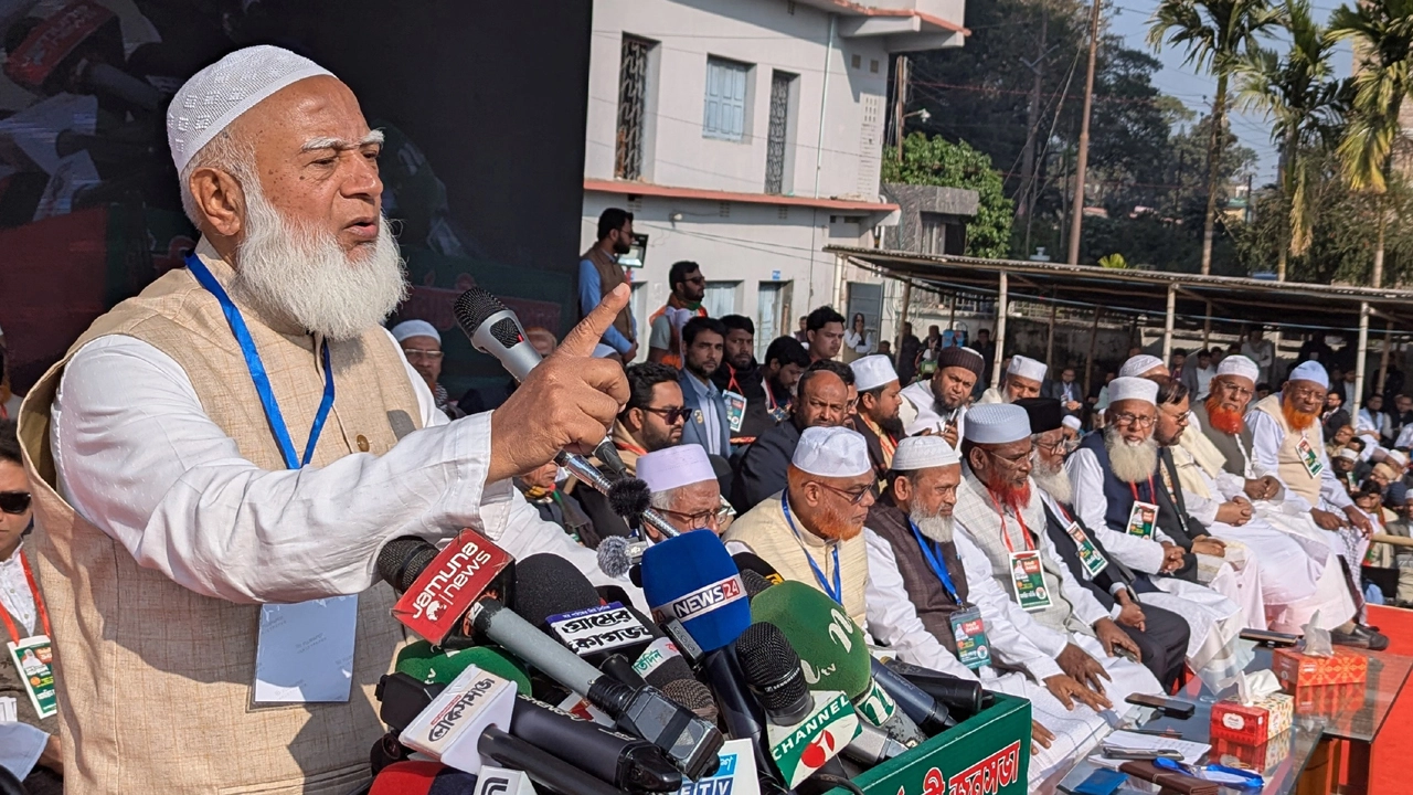 যশোর ঈদগাহ ময়দানে নির্বাচনী জনসভায় বক্তৃতা করেন বাংলাদেশ জামায়াতে ইসলামীর আমির ডা. মো. শফিকুর রহমান। ছবি : নূর ইমাম বাবুল