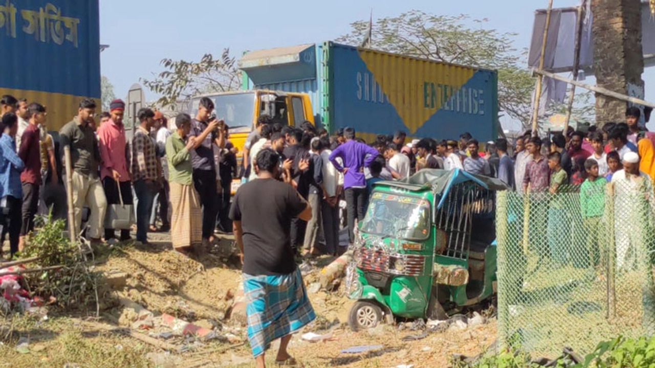 মিরসরাইয়ে ট্রাকের ধাক্কায় মাদ্রাসা শিক্ষার্থীসহ নিহত ২, আহত ৩
