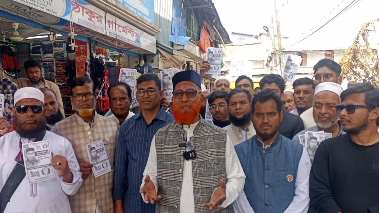 মোরেলগঞ্জে জামায়াত ইসলামীর মনোনীত প্রার্থী অধ্যক্ষ আব্দুল আলীম দাড়ি পাল্লা প্রতীকে ভোট চেয়ে লিপলেট বিতারণ করেছেন ¦ ছবি: প্রতিনিধি