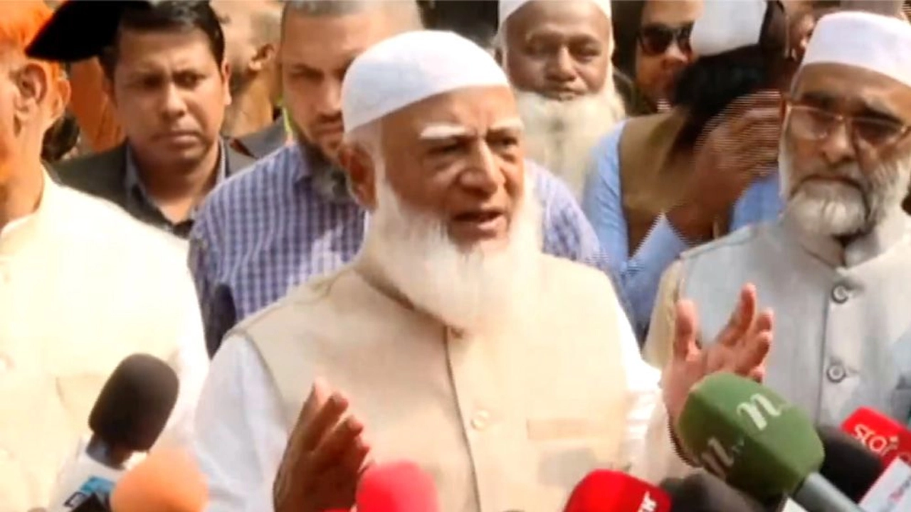 রাজধানীর উত্তর কাফরুলে ঢাকা–১৫ আসনে নিজের নির্বাচনী জনসংযোগ শুরুর আগে গণমাধ্যমের সঙ্গে কথা বলেন জামায়াতের আমির শফিকুর রহমান। ছবি: সংগৃহীত
