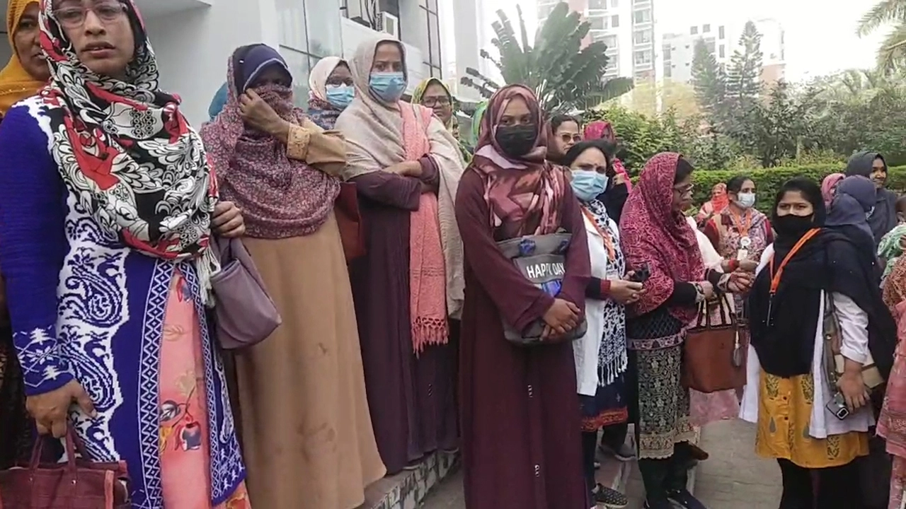 বকেয়া বেতনের দাবিতে আরবান হেলথ কেয়ার শ্রমিকদের রাজশাহী সিটি কর্পোরেশন ঘেরাও