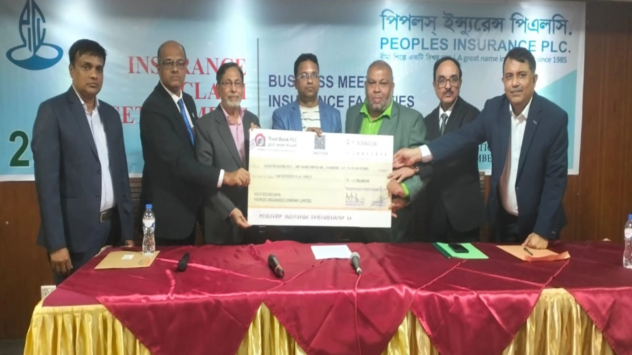 আনুষ্ঠানিকভাবে চেক হস্তান্তর । ছবি : গ্রামের কাগজ