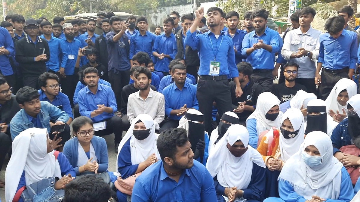 পরীক্ষা বর্জন করে পলিটেকনিক শিক্ষার্থীদের বিক্ষোভ