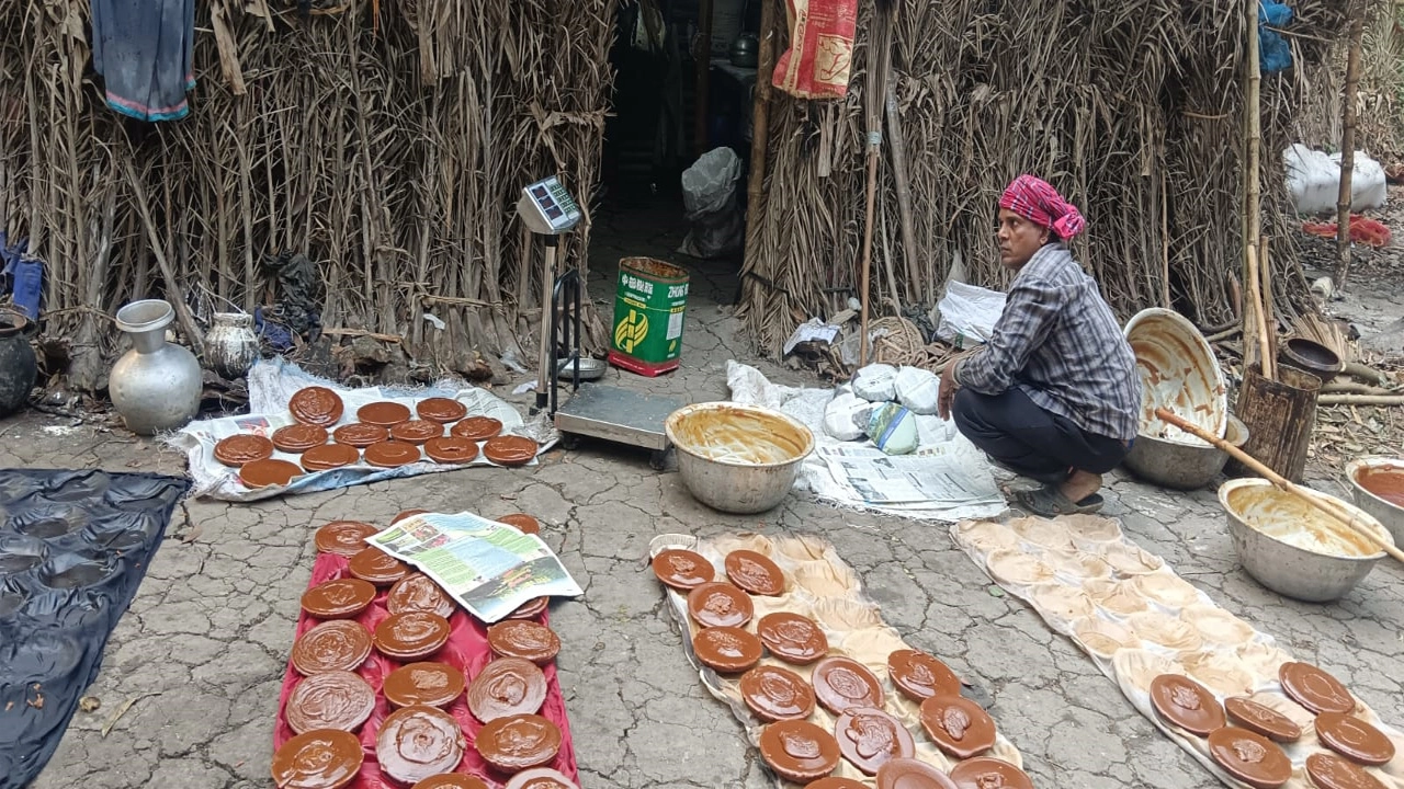 শৈলকূপায় ভেজাল খেজুর গুড় ও পাটালি জব্দ