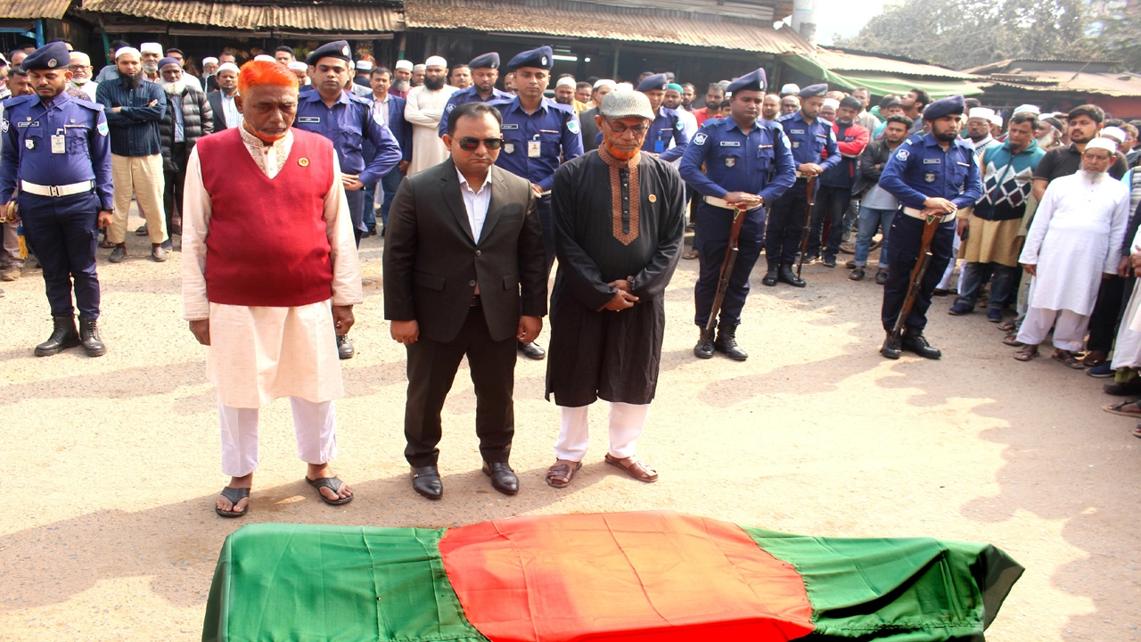 বীর মুক্তিযোদ্ধা ব্যাংকার রবিউল ইসলামকে বৃহস্পতিবার সকালে যশোর শহরের নীলগঞ্জ মোড়ে গার্ড অব অনার প্রদান করা হয়। ছবি: গ্রামের কাগজ