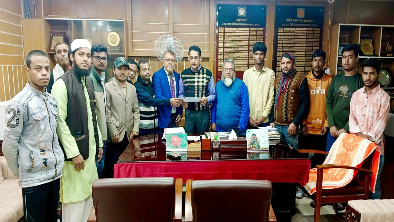 বৃহস্পতিবার ২৫০ শয্যা জেনারেল হাসপাতালের তত্ত্বাবধায়ক হুসাইন শাফায়েতের নিকট হিমোফিলিয়া রোগীদের চিকিৎসার জন্য ফ্যাক্টর ইনজেকশন কেনার জন্য হিমোফিলিয়া সোসাইটি অব বাংলাদেশ যশোর জেলা শাখার পক্ষে আবেদনপত্র প্রদান করা হয়। ছবি: গ্রামের কাগজ