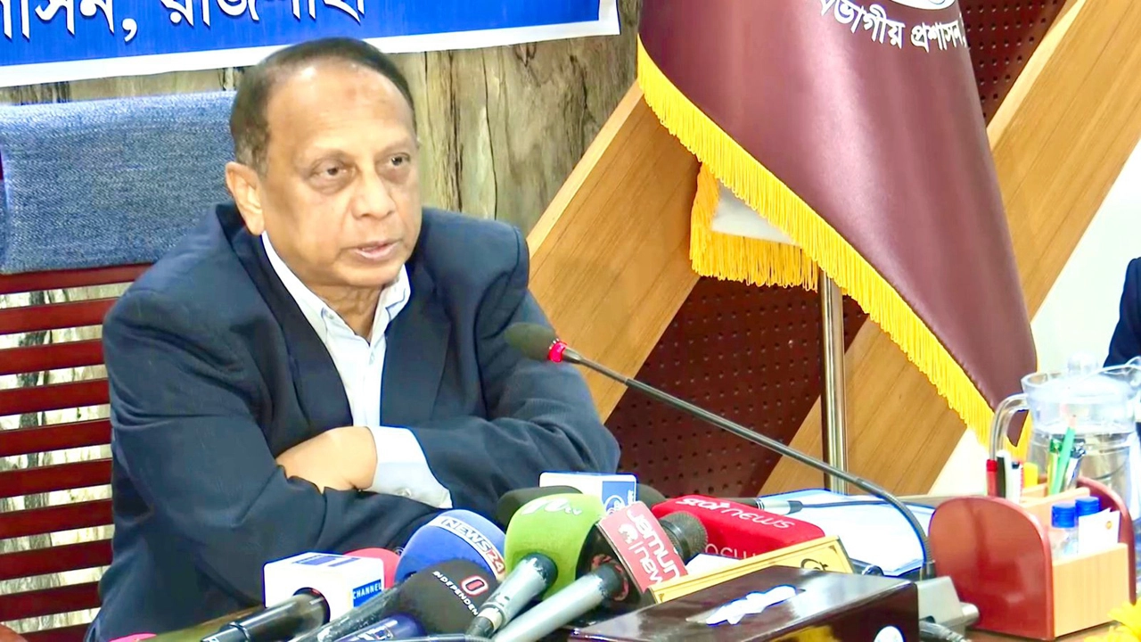 রাজশাহী বিভাগীয় কমিশনারের কার্যালয়ে গণভোটের প্রচার ও ভোটার উদ্বুদ্ধকরণ বিষয়ক এক মতবিনিময় সভায় জনপ্রশাসন মন্ত্রণালয়ের সিনিয়র সচিব এহছানুল হক।