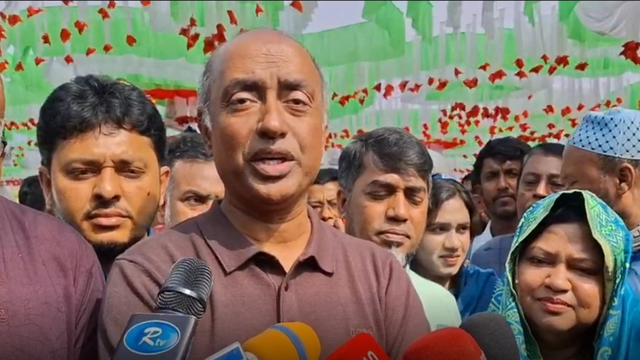 শৈলকুপা উপজেলার লক্ষণদিয়া গ্রামে এক নির্বাচনী পথসভায় বিএনপি মনোনীত প্রার্থী ও সাবেক অ্যাটর্নি জেনারেল অ্যাডভোকেট আসাদুজ্জামান।
