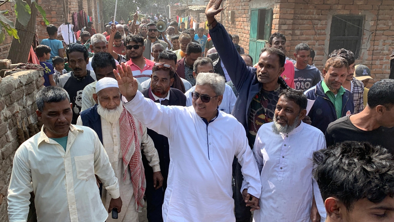 পবা উপজেলার হরগ্রাম ইউনিয়নে গণসংযোগ ও পথসভা করেছেন রাজশাহী–৩ আসনে বিএনপি মনোনীত প্রার্থী অ্যাডভোকেট শফিকুল হক মিলন ¦ ছবি: হাফিজুর রহমান পান্না