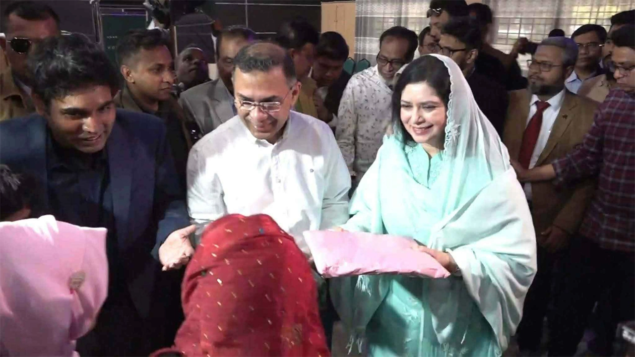 ডা. জুবাইদা রহমানের পক্ষ থেকে হুইল চেয়ার বিতরণ অনুষ্ঠানে তারেক রহমান।