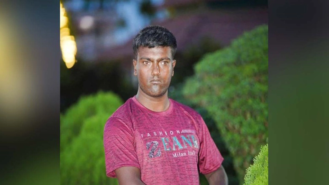 ভ্যান চালন মকবুল হোসেন । ছবি : প্রতিনিধি