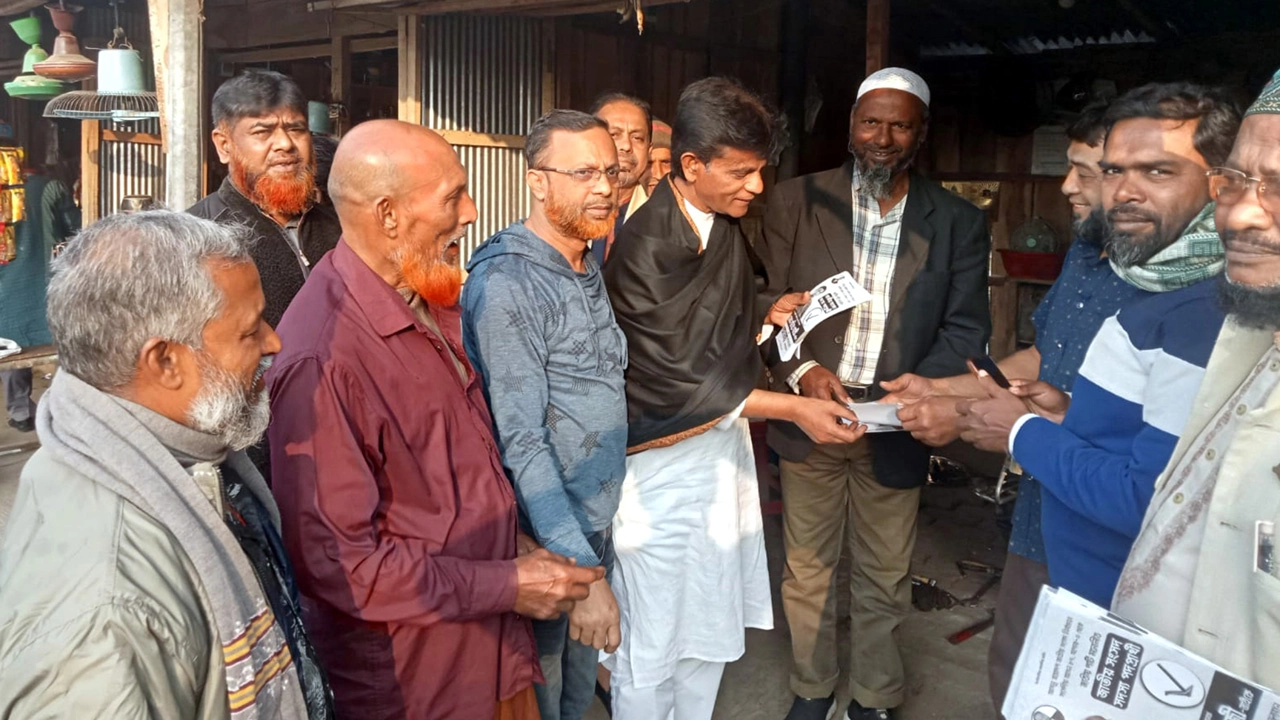 আসন্ন জাতীয় সংসদ নর্বিাচনে জাতীয় র্পাটি মনোনীত লাঙ্গল প্রতীকরে র্প্রাথী খবরি গাজী যশোর সদর উপজলোর রূপদয়িা বাজার, নরন্দ্রেপুর ও কচুয়া ইউনয়িনে গণসংযোগ ও পথসভা করনে। ছবি: গ্রামের কাগজ