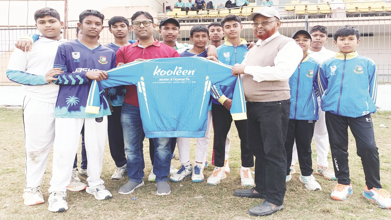 শুক্রবার সকালে শামস্-উল-হুদা স্টডেয়িামে যশোর অর্নূধ্ব-১৪ জলো ক্রকিটে দলকে 'কুলনি'-এর পক্ষ থকেে ট্রাকসুট প্রদান করা হয়। ছবি: গ্রামের কাগজ