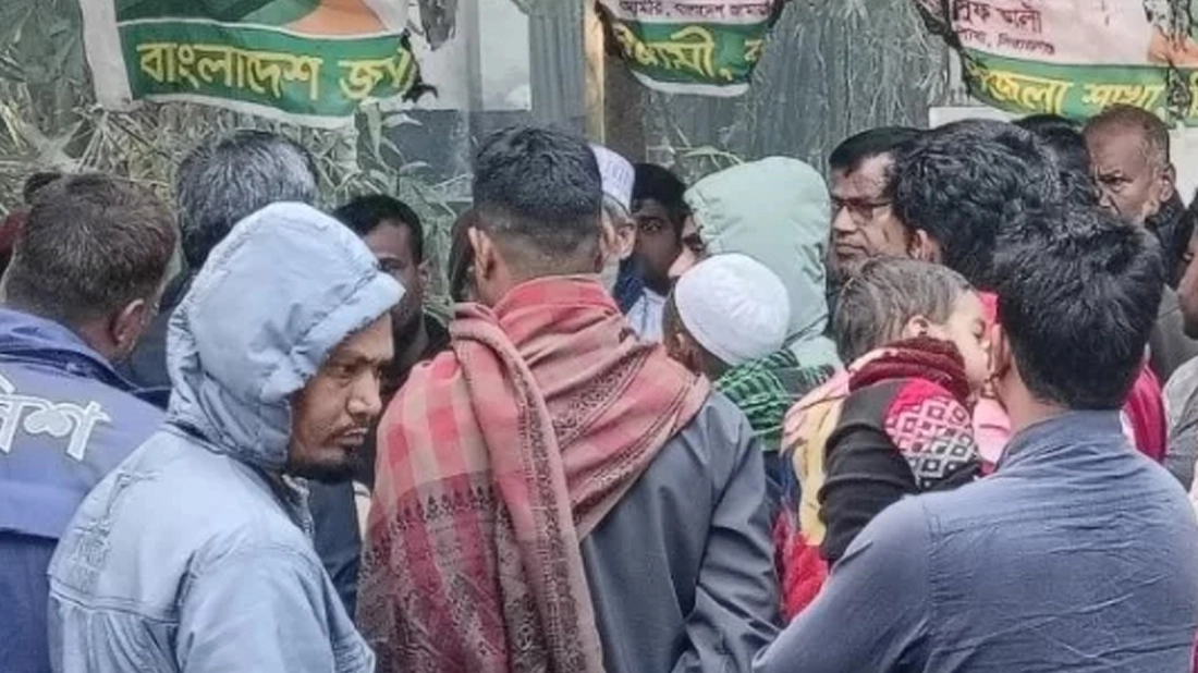 সিরাজগঞ্জের কামারখন্দ উপজেলায় জামায়াতে ইসলামীর একটি নির্বাচনী অফিসে অগ্নিসংযোগ।