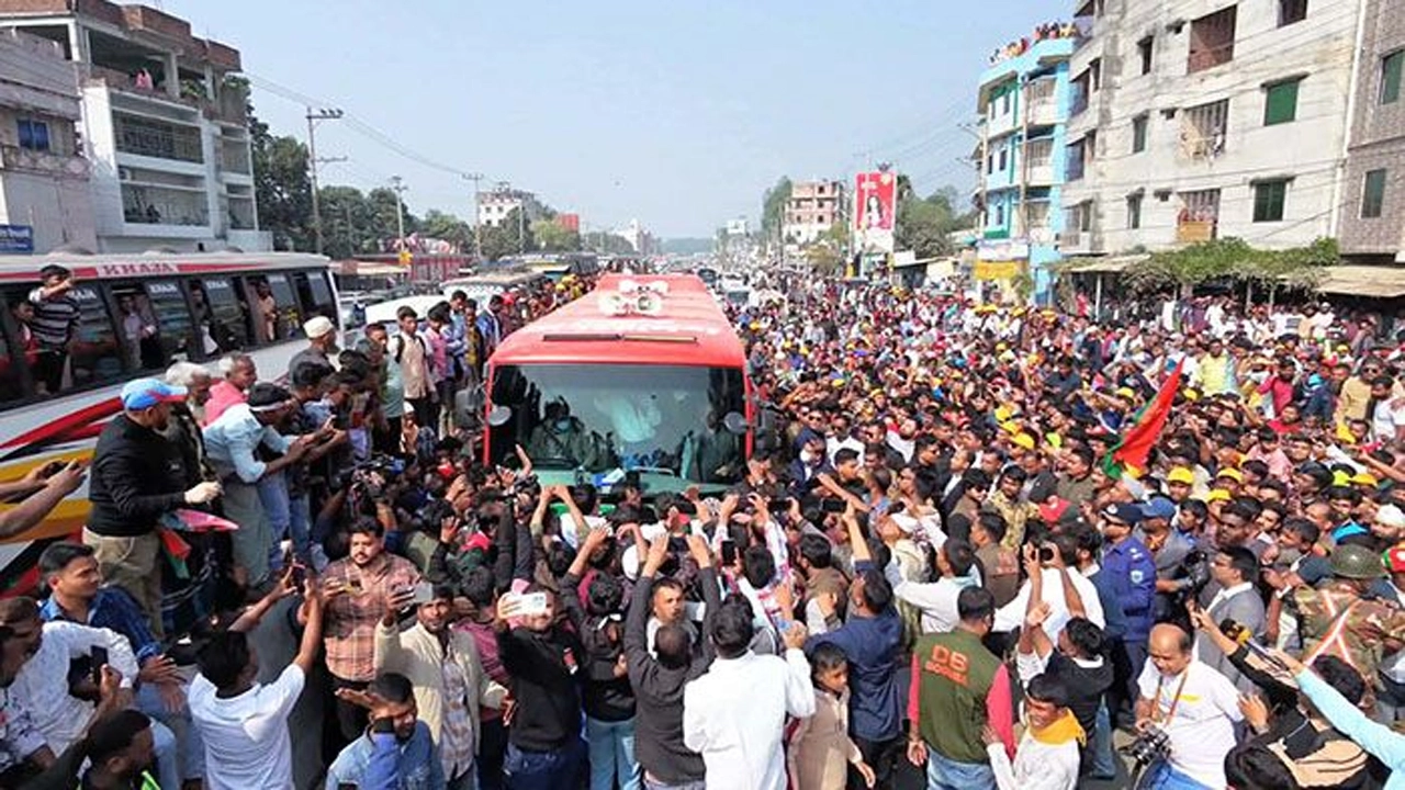 বগুড়ায় পথসভায় তারেক রহমান