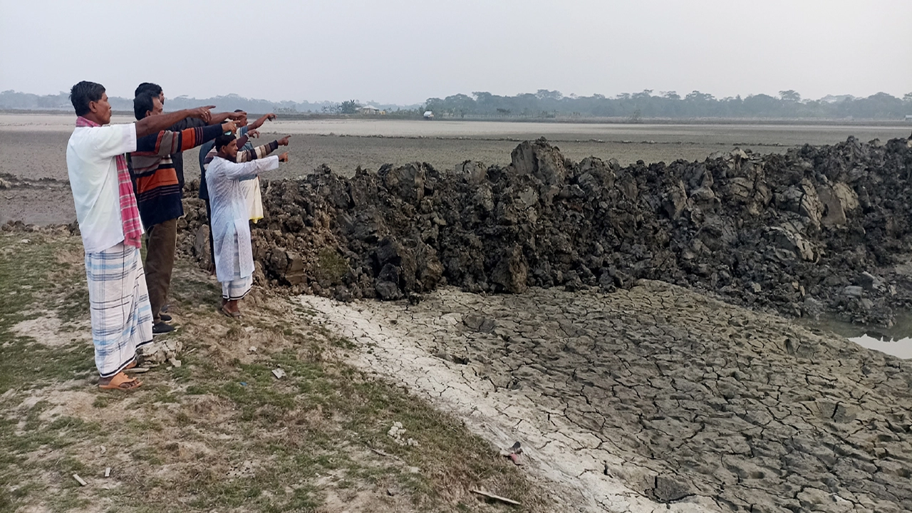 বাগেরহাটের মোরেলগঞ্জের বহরবুনিয়া ইউনিয়নে স্কেবেটার মেশিন দিয়ে মাটি কেটে জোরপূর্বক মৎস্যঘের দখলে নেয় জামায়াত নেতা ¦ ছবি: প্রতিনিধি