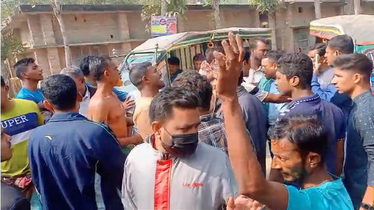 যশোরের ঝিকরগাছা উপজেলার গঙ্গানন্দপুর ইউনিয়নে বিএনপি ও জামায়াত সমর্থকদের মধ্যে সংঘর্ষের অভিযোগ পাওয়া গেছে। ছবি: গ্রামের কাগজ