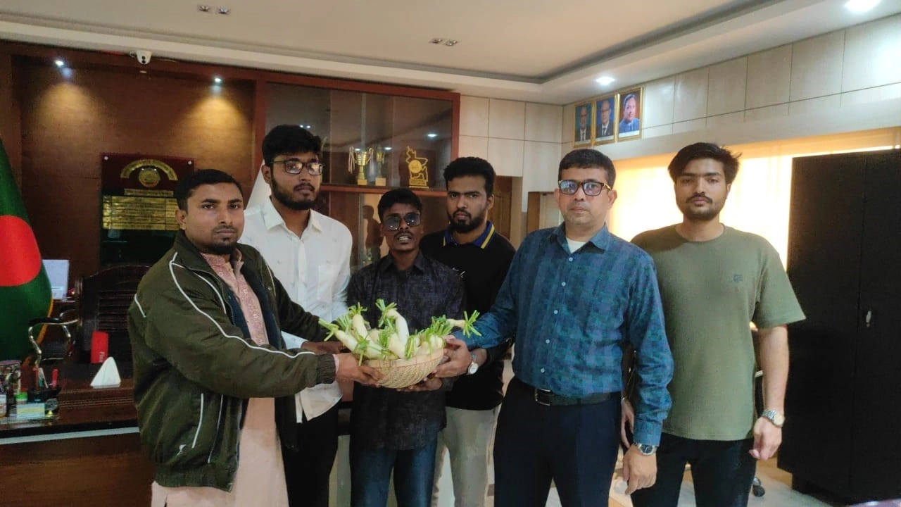 যবিপ্রবি উপাচার্যকে মূলা উপহার। ছবি: গ্রামের কাগজ