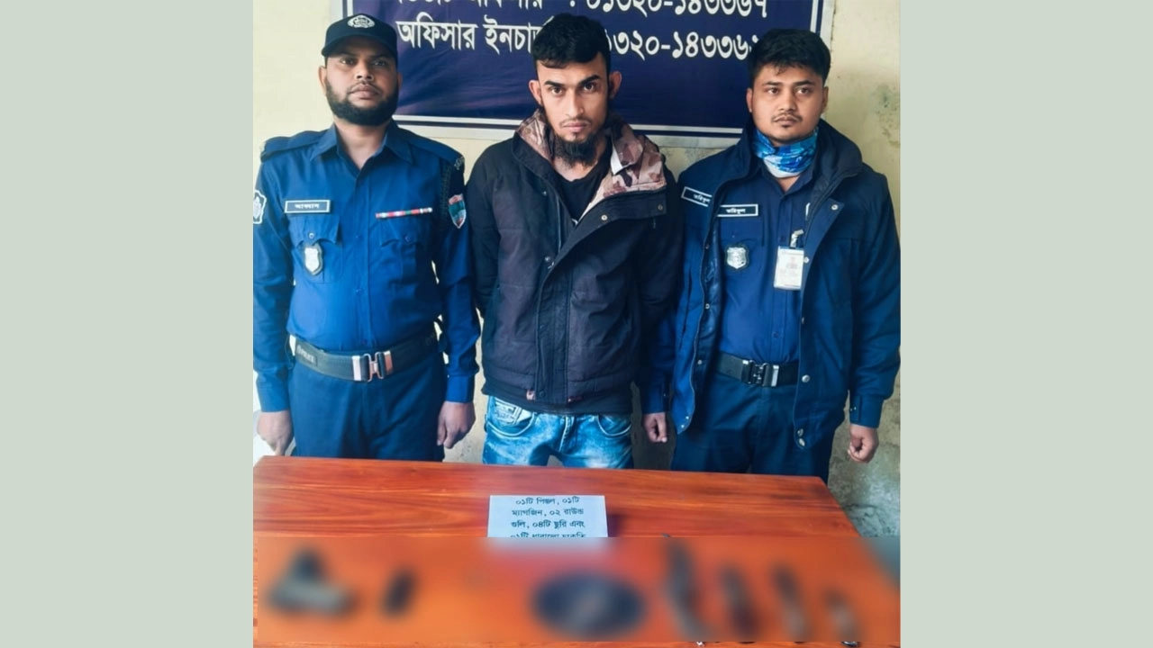 বিদেশি পিস্তল ও গুলিসহ যুবক আটক। ছবি: প্রতিনিধি