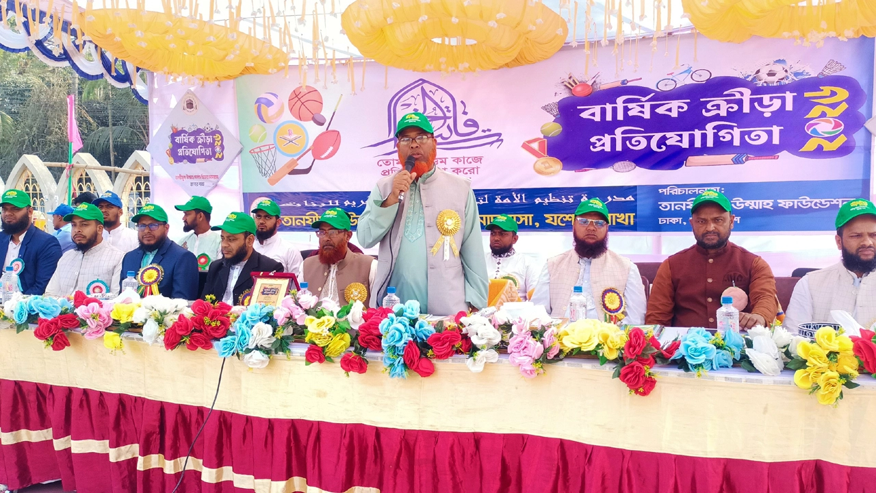 শনিবার দুপুরে যশোর ঈদগাহ মাঠে তানযীমুল উম্মাহ মাদ্রাসার বার্ষিক ক্রীড়া প্রতিযোগিতার উদ্বোধন অনুষ্ঠানে প্রধান অতিথির বক্তৃতা করেন যশোর জিলা স্কুলের প্রধান শিক্ষক জয়নুল আবেদীন। ছবি: গ্রামের কাগজ