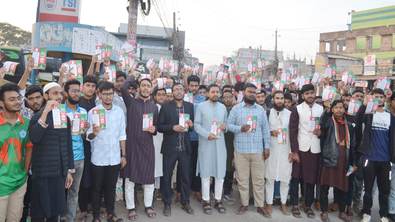 শনিবার যশোর শহরের আরএন রোড এলাকায় বাংলাদেশ ইসলামী ছাত্রশিবির যশোর জেলা শাখার উদ্যোগে রাষ্ট্রকাঠামো সংস্কার ও নতুন বাংলাদেশ বিনির্মাণে আগামী ১২ ফেব্রুয়ারি গনভোটে হ্যাঁ ভোটের পক্ষে লিফলেট বিতরণ করেন কেন্দ্রীয় ও জেলার নেতৃবৃন্দ। ছবি:গ্রামের কাগজ