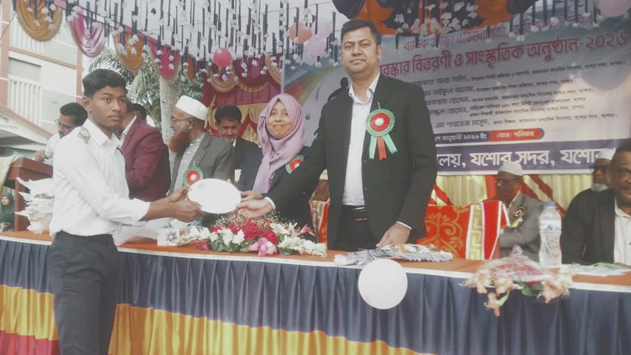 শনিবার যশোরের আমদাবাদ মাধ্যমিক বিদ্যালয়ের বার্ষিক ক্রীড়া প্রতিযোগিতা র পুরস্কার বিতরণ করেন উপজেলা নির্বাহী অফিসার ও বিদ্যালয়ের সভাপতি সাফফাত আরা সাঈদ। ছবি: গ্রামের কাগজ
