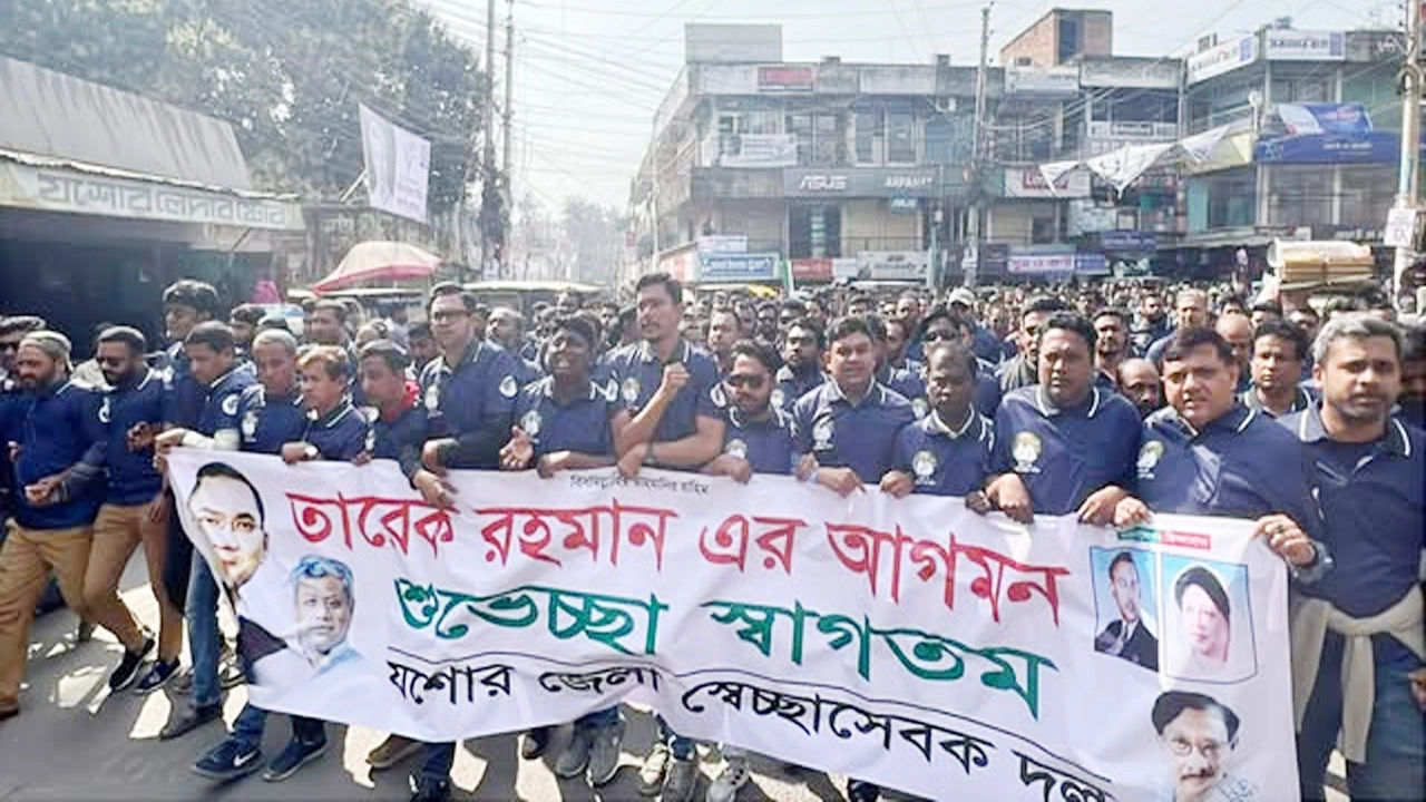 বিএনপির চেয়ারম্যান তারেক রহমানের যশোর আগমন উপলক্ষে স্বাগত মিছিল বের করে জেলা স্বেচ্ছাসেবক দল ¦ ছবি: গ্রামের কাগজ