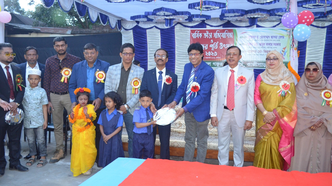 রোববার যশোর কাজীপাড়া আব্দুল গফুর একাডেমীর বার্ষিক ক্রীড়া প্রতিযোগিতায় প্রধান অতিথি থেকে বিজয়ীদের মধ্যে পুরস্কার বিতরণ করেন শিক্ষা বোর্ড সচিব প্রফেসর ডক্টর মাহবুবুল ইসলাম। ছবি: গ্রামের কাগজ