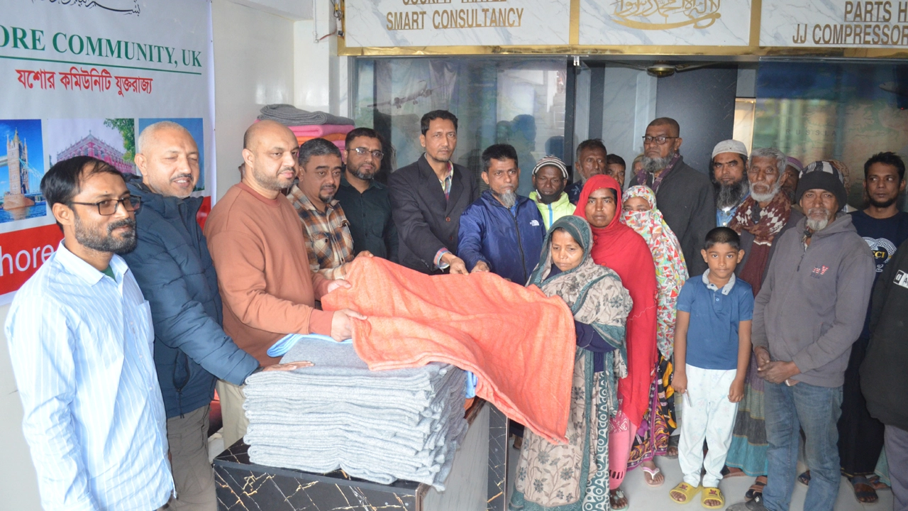 রোববার শহরের ঘোপ বেলতলা এলাকায় যশোর কমিউনিটি ইউকের উদ্যোগে অসহায় মানুষের মধ্যে কম্বল বিতরণ করেন প্রধান অতিথি ইউকের কোষাধাক্য আদনান আহমেদসহ নেতৃবৃন্দ। ছবি: গ্রামের কাগজ