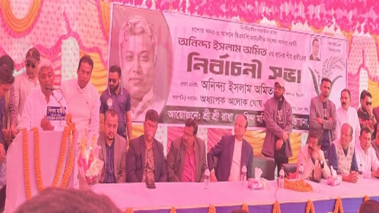 আসন্ন জাতীয় নির্বাচন উপলক্ষে যশোর-৩ সদর আসনের ধানের শীষের প্রার্থী অনিন্দ্য ইসলাম অমিতের গণসমাবেশ অনুষ্ঠিত হয়েছে। উপজেলার ফতেপুর ইউনিয়নের ভায়না গ্রামের রাধা গোবিন্দ মন্দিরে এ নির্বাচনী গণসমাবেশ অনুষ্ঠিত হয়। ছবি: গ্রামের কাগজ 