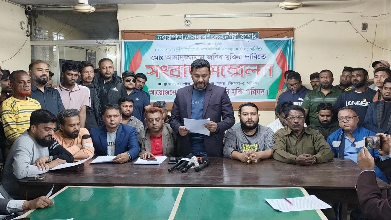 যশোরের অভয়নগরে বিএনপি নেতা (পদ স্থগিত) আসাদুজ্জামান জনি'র পদ পূণর্বহাল ও কারাগার থেকে জামিনে মুক্তির দাবিতে অনুষ্ঠিত সংবাদ সম্মেলনে লিখিত বক্তব্য পাঠ করেন আসাদুজ্জামান জনি মুক্তি পরিষদের সাধারণ সম্পাদক আকরাম আক্তার কোরাইশী পাপ্পু। ছবি: গ্রামের কাগজ