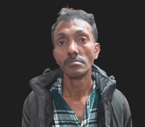 যশোরে বিএনপির চেয়ারম্যান তারেক রহমানের নির্বাচনী জনসভা থেকে মোবাইল ফোন চুরি করতে গিয়ে এক যুবককে হাতেনাতে আটক করা হয়েছে। ছবি: গ্রামের কাগজ
