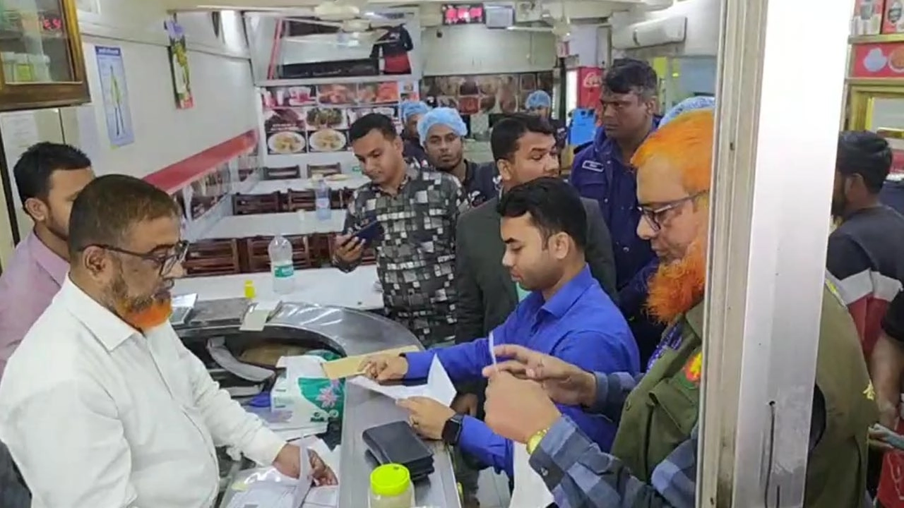 যশোরের অভয়নগরে মিষ্টান্ন জাতীয় খাবারে উৎপাদন ও মেয়াদোত্তীর্ণের তারিখ না থাকায় ‘বিসমিল্লাহ হোটেল’ নামে একটি প্রতিষ্ঠানকে ১৫ হাজার টাকা জরিমানা করেছেন ভ্রাম্যমাণ আদালত।  ছবি: প্রতিনিধি