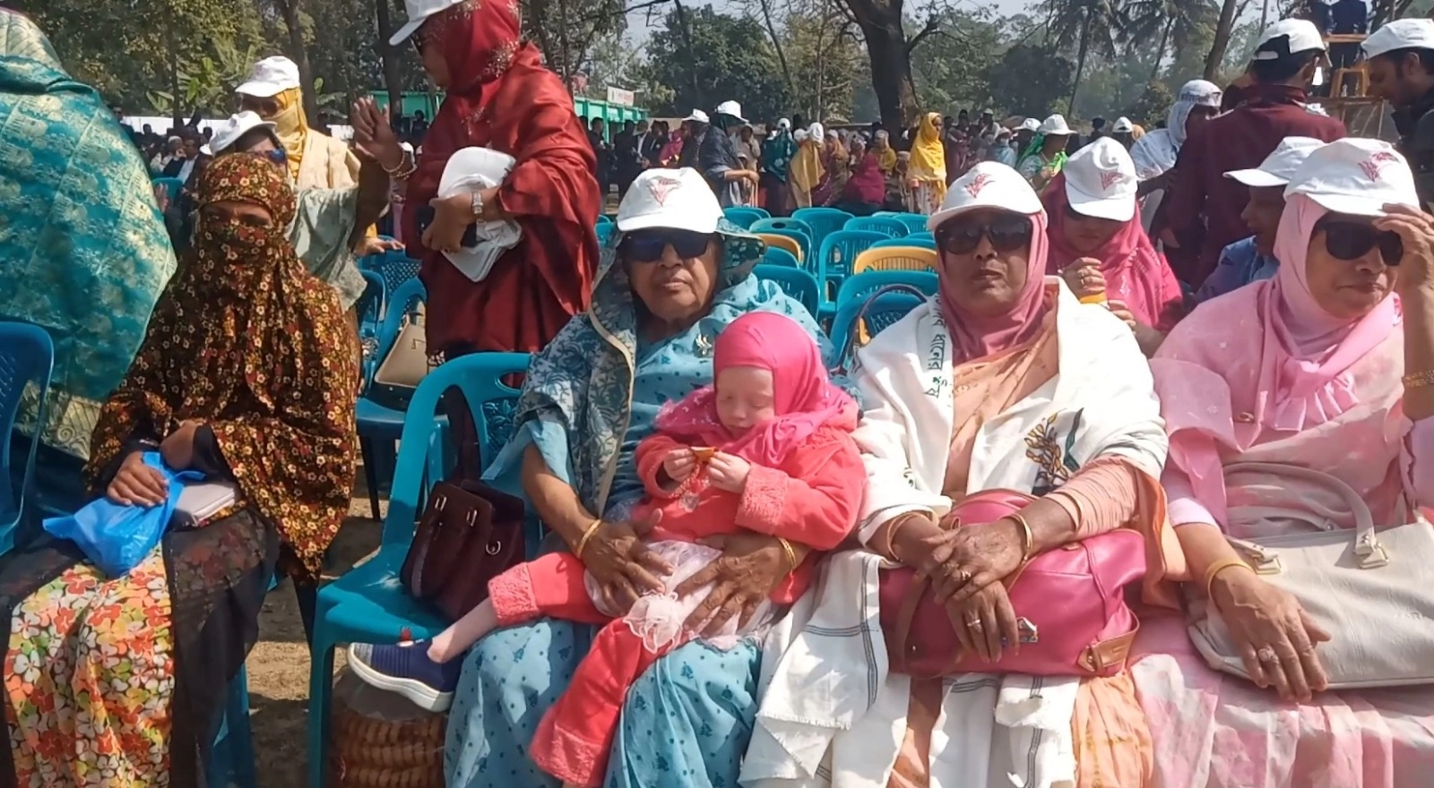 দূর থেকে ‘তারেক মামা’কে দেখল যশোরের ভাইরাল শিশু আফিয়া । ছবি-গ্রামের কাগজ