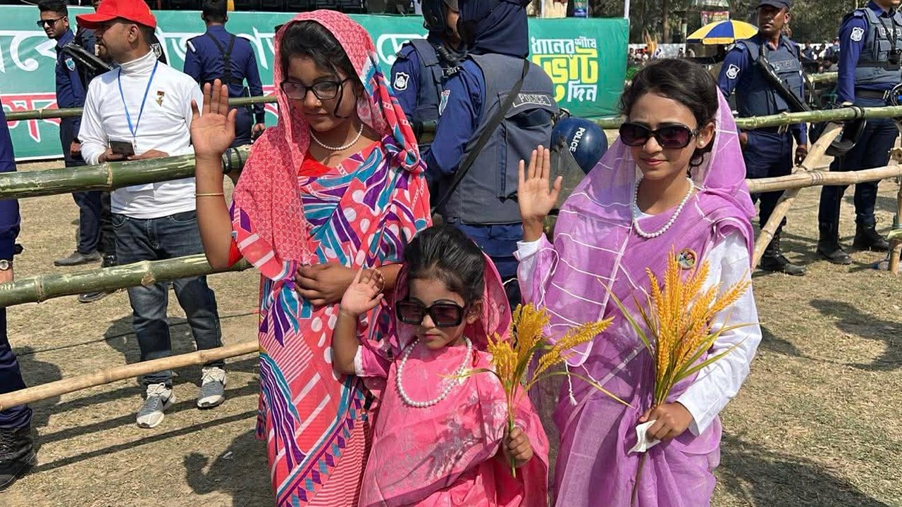 তারেক রহমানকে দেখতে ক্ষুদে ‘খালেদা জিয়া’ সেজে এলো শিশুরা । ছবি-গ্রামের কাগজ