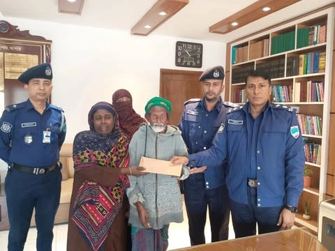 ঝিকরগাছায় হত্যার শিকার শামীমের পরিবারের পাশে পুলিশ সুপার রফিকুল ইসলাম