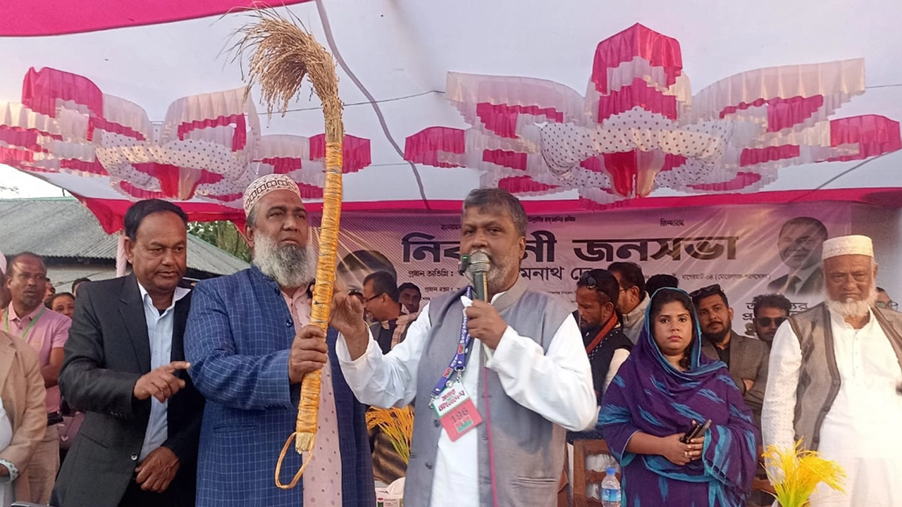 মোরেলগঞ্জে বিএনপির নির্বাচনী জনসভায় ধানের শীষের প্রার্থী সোমনাথ দে উন্নয়ন, কর্মসংস্থান ও সুপেয় পানির প্রতিশ্রুতি দিয়ে ভোট চান ¦ ছবি: গনেশ পাল