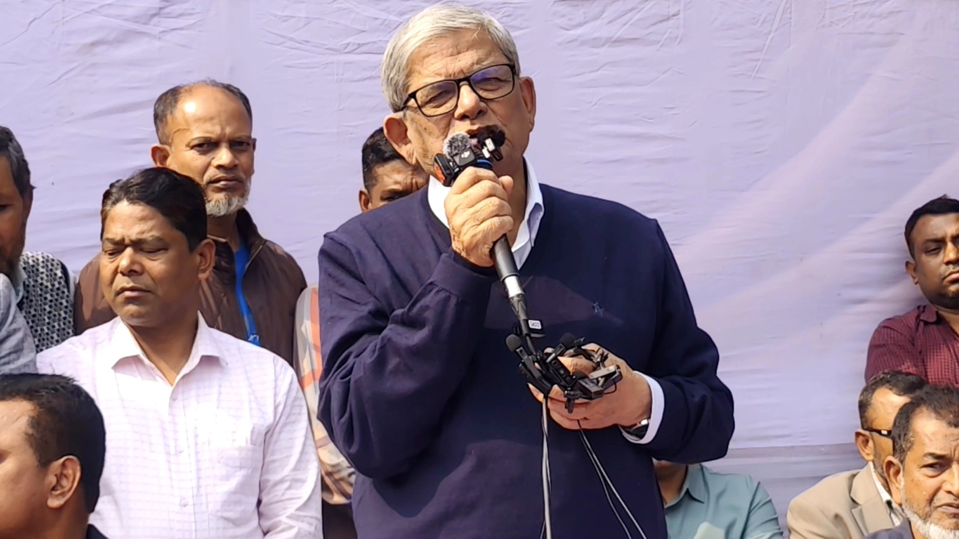 ঠাকুরগাঁও পৌর কমিউনিটি সেন্টারে অনুষ্ঠিত নির্বাচনি গণসংযোগে বিএনপি মহাসচিব মির্জা ফখরুল ইসলাম আলমগীর।