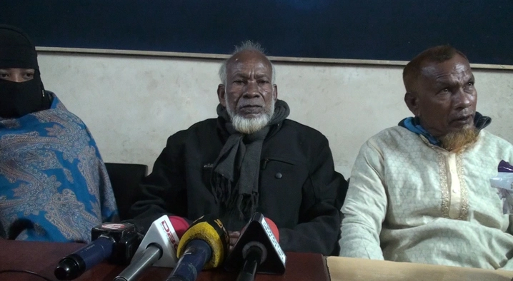যশোর প্রেসক্লাবে আয়োজিত এক সংবাদ সম্মেলনে কেশবপুর উপজেলার চাঁদড়া গ্রামের বাসিন্দা নূর ইসলাম ¦ ছবি: গ্রামের কাগজ