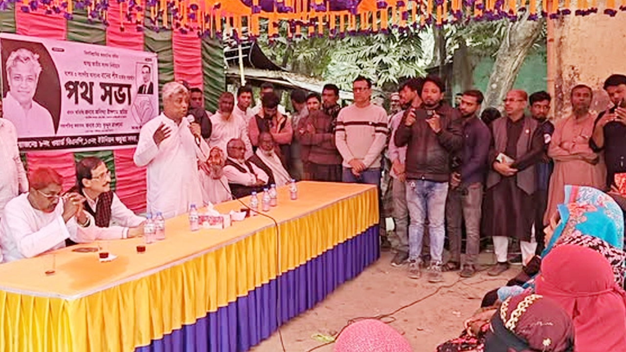 যশোর সদর উপজেলার কচুয়া ইউনিয়নের দেয়াপাড়া গ্রামে অনুষ্ঠিত এক পথসভায় অনিন্দ্য ইসলাম অমিত ¦ ছবি: গ্রামের কাগজ