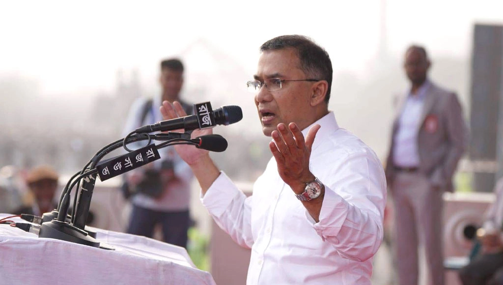 বরিশাল নগরীর বেলস পার্ক মাঠে অনুষ্ঠিত এক নির্বাচনী জনসভায় প্রধান অতিথির বক্তব্য রাখছেন তারেক রহমান।