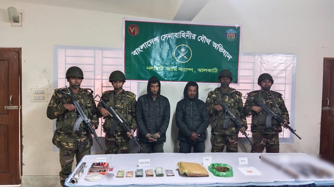 নলছিটিতে দেশীয় অ-স্ত্রসহ স্বেচ্ছাসেবক দলের দুই নেতা আটক
