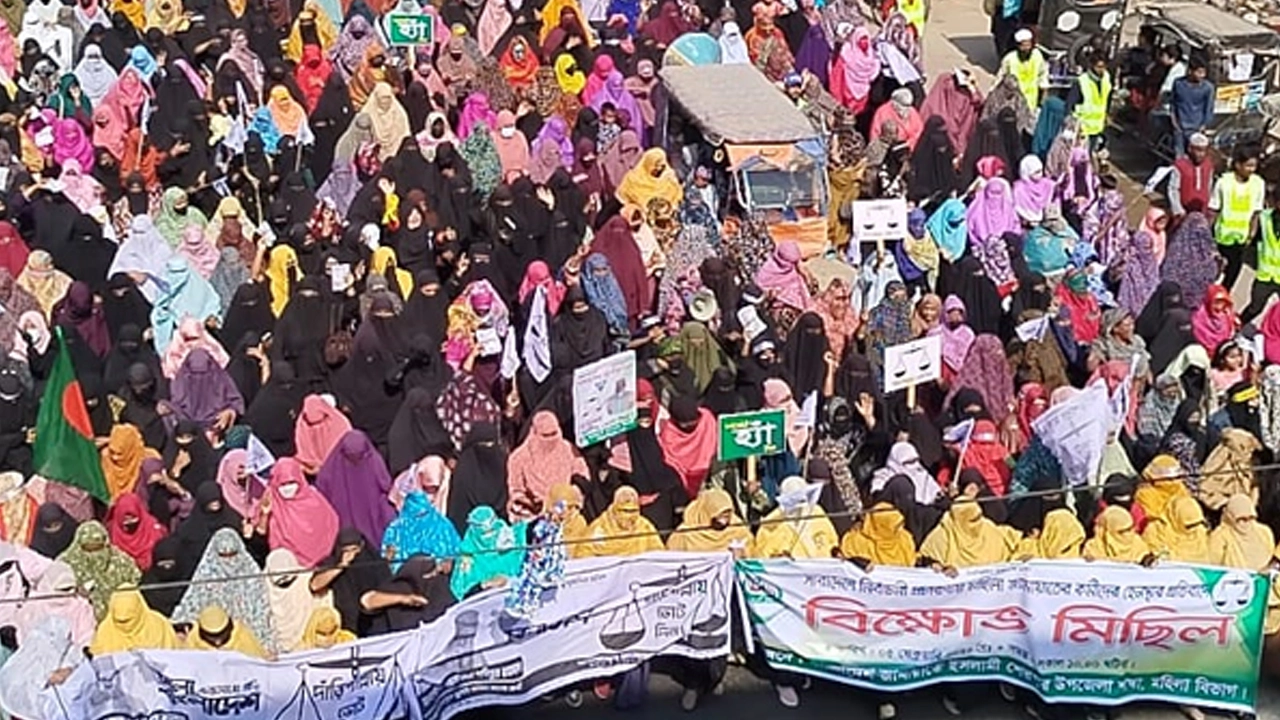 ভোটের মাঠে নারীদের হেনস্তার প্রতিবাদে বগুড়ার শেরপুরে জামায়াতের বিক্ষোভ মিছিল ¦ ছবি: প্রতিনিধি