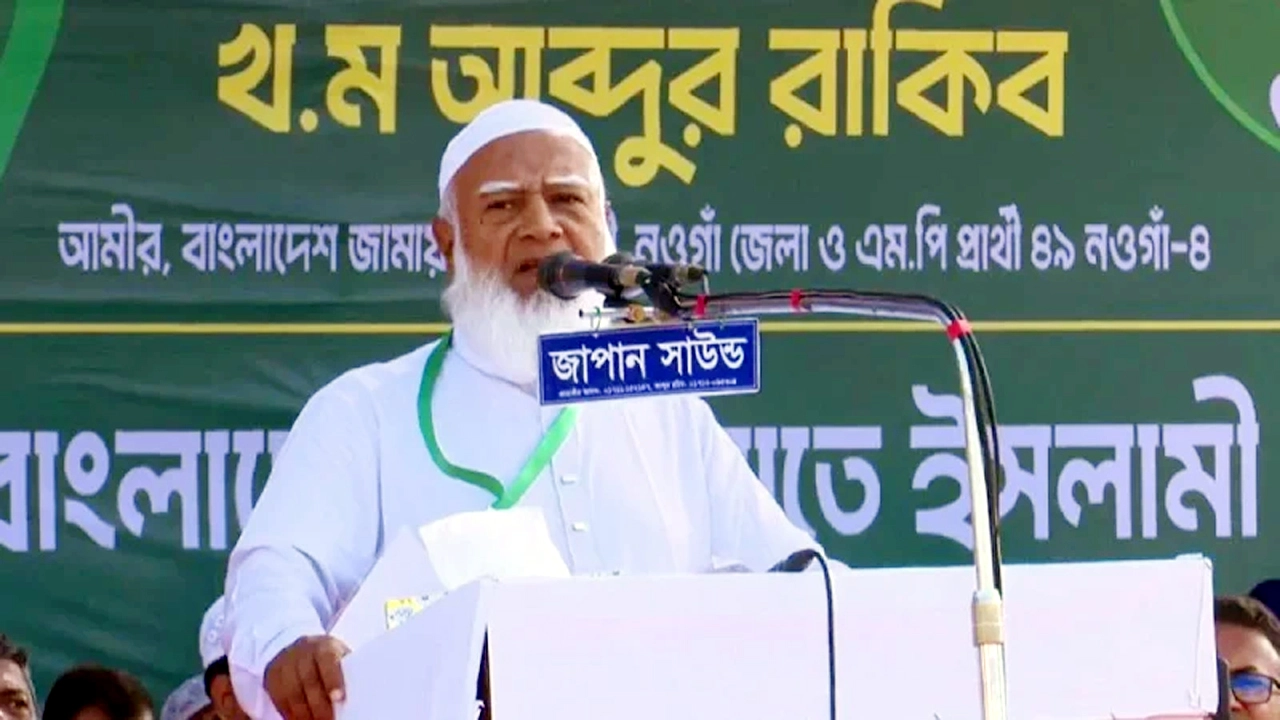 নওগাঁ শহরের এ টিম মাঠে আয়োজিত জামায়াতে ইসলামীর নির্বাচনী জনসভায় বক্তব্য রাখছেন জামায়াত আমির ডা. শফিকুর রহমান।