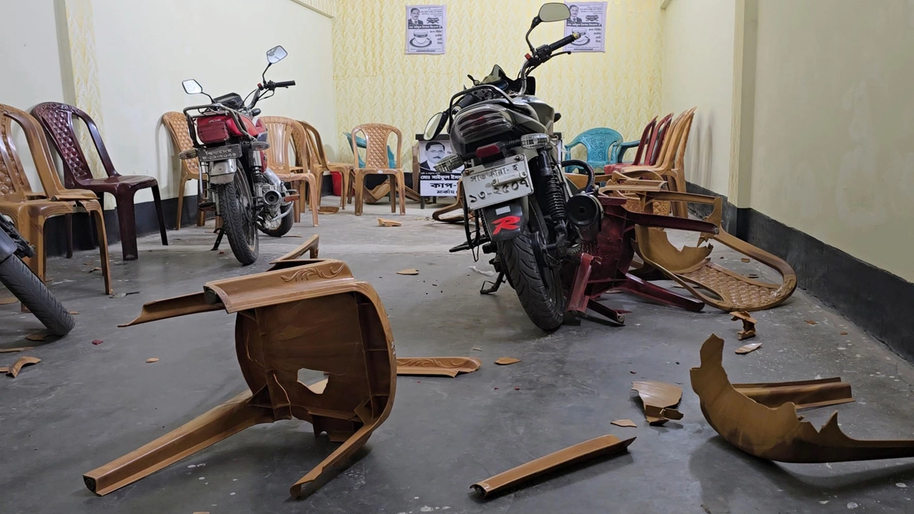 ঝিনাইদহ-৪ (কালীগঞ্জ) আসনে স্বতন্ত্র প্রার্থীর দুই অফিস ভাংচুর ¦ ছবি: প্রতিনিধি